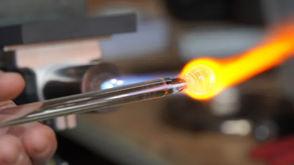 Soufflez votre pendentif en verre personnalisé avec Eric - Image n°3 - Wecandoo