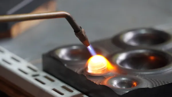 Soufflez votre pendentif en verre personnalisé avec Eric - Image n°1 - Wecandoo