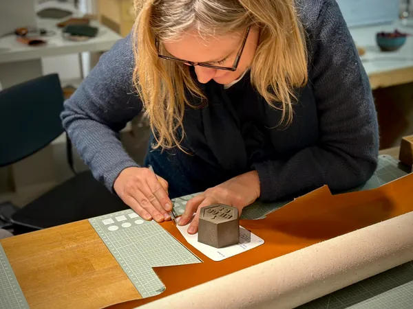 Confectionnez votre porte carte ou étui en cuir avec Juliette - Image n°2 - Wecandoo