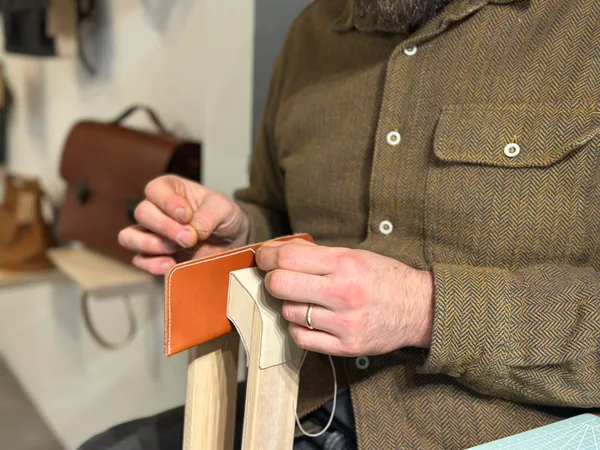 Confectionnez votre porte carte ou étui en cuir avec Juliette - Image n°3 - Wecandoo