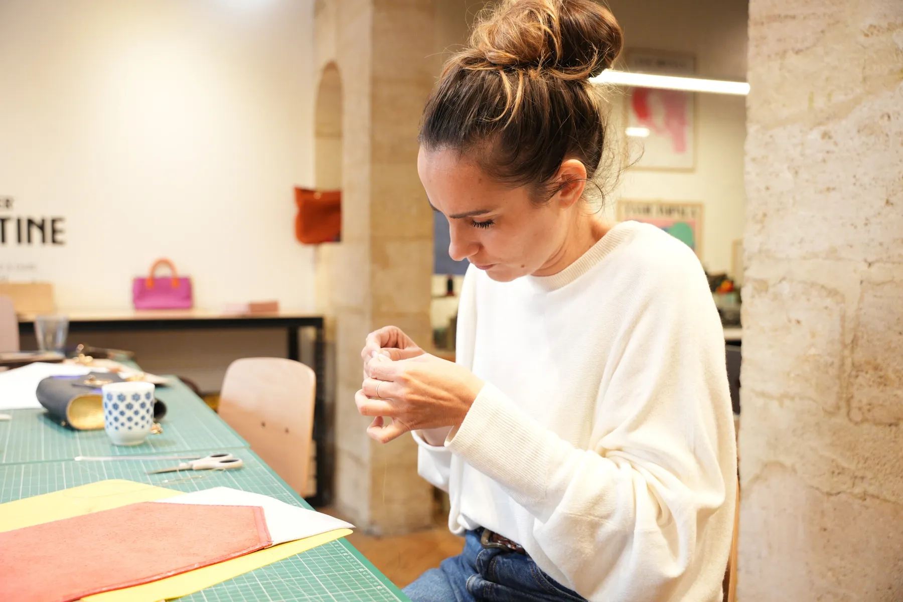 Fabriquez votre pochette en cuir avec Diane et son équipe - Image n°2 - Wecandoo