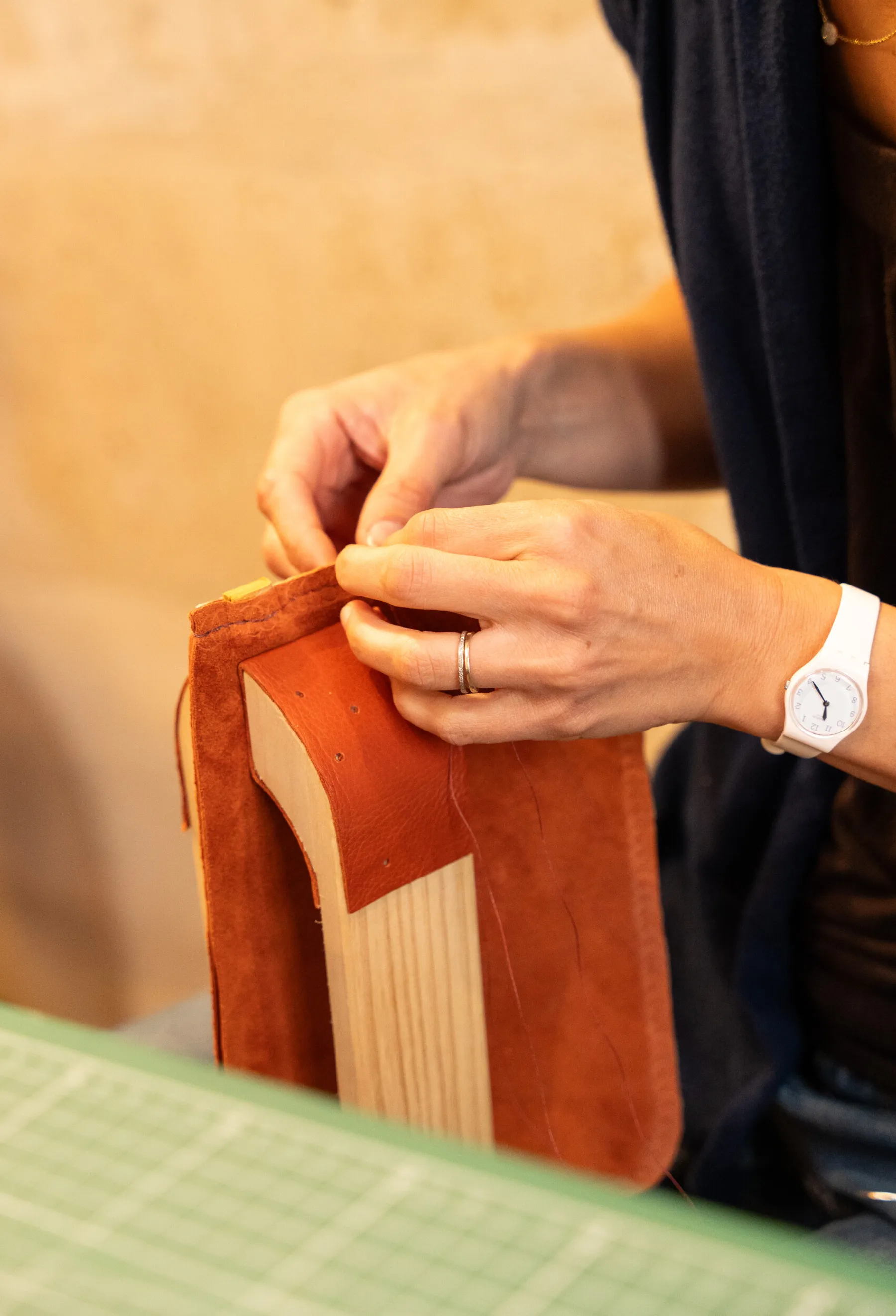 Fabriquez votre pochette en cuir avec Diane et son équipe - Image n°3 - Wecandoo