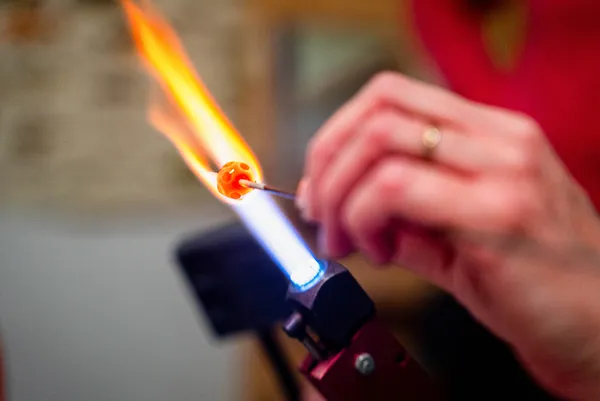 Filez vos perles au chalumeau sur deux jours avec Claudia, Meilleur Ouvrier de France (MOF) - Image n°1 - Wecandoo