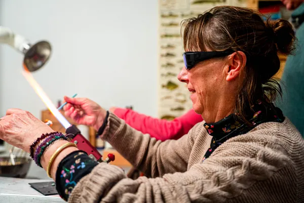 Initiez-vous au filage de verre au chalumeau avec Claudia, Meilleur Ouvrier de France (MOF) - Image n°3 - Wecandoo