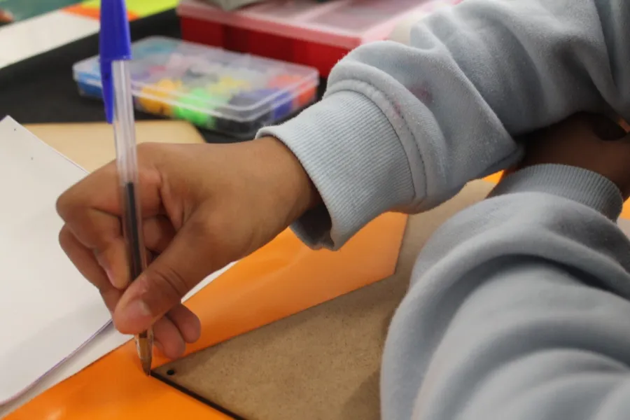 Réalisez et personnalisez votre banane upcyclée en chute de bâche de camion sans couture et sans machine à coudre! - Image n°1 - Wecandoo