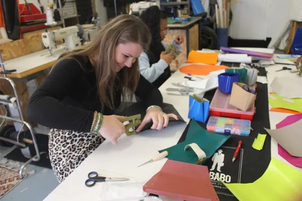 Réalisez et personnalisez votre banane upcyclée en chute de bâche de camion sans couture et sans machine à coudre! - Image n°3 - Wecandoo