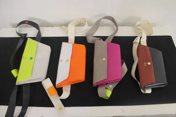 Réalisez et personnalisez votre banane upcyclée en chute de bâche de camion sans couture et sans machine à coudre! - Image n°4 - Wecandoo