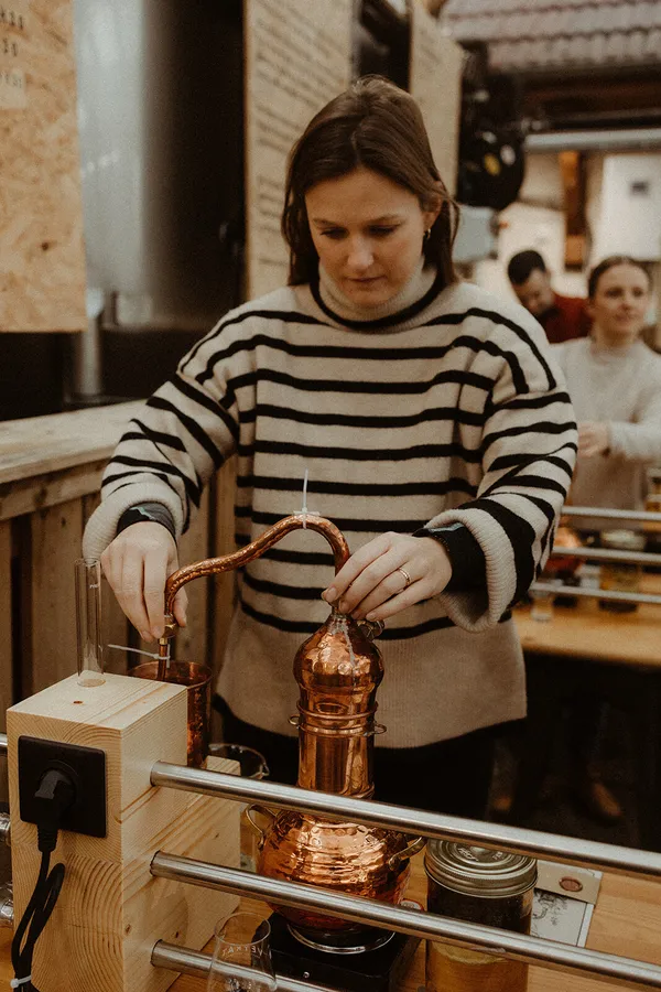 Distillez votre recette de gin en duo avec Aline et Manu - Image n°3 - Wecandoo