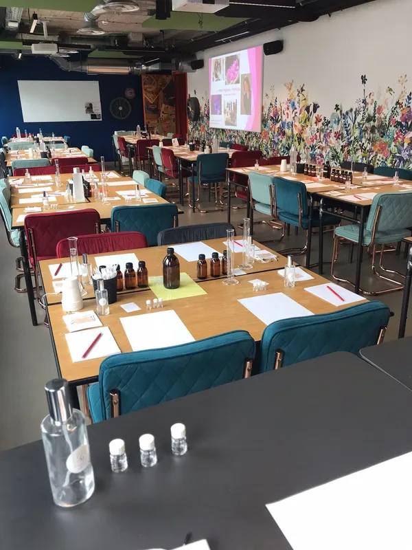 Réunissez votre équipe et initiez-vous à l'art de la parfumerie avec Lamia - Image n°2 - Wecandoo