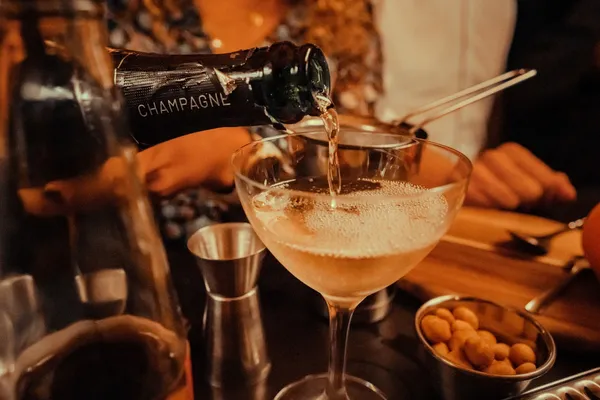 Créez un cocktail au champagne en duo - Image n°4 - Wecandoo