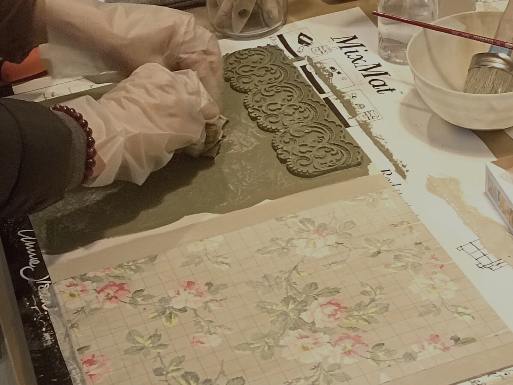 Apprenez à donner une seconde vie à vos meubles à Montmartre avec Sophie - Image n°1 - Wecandoo