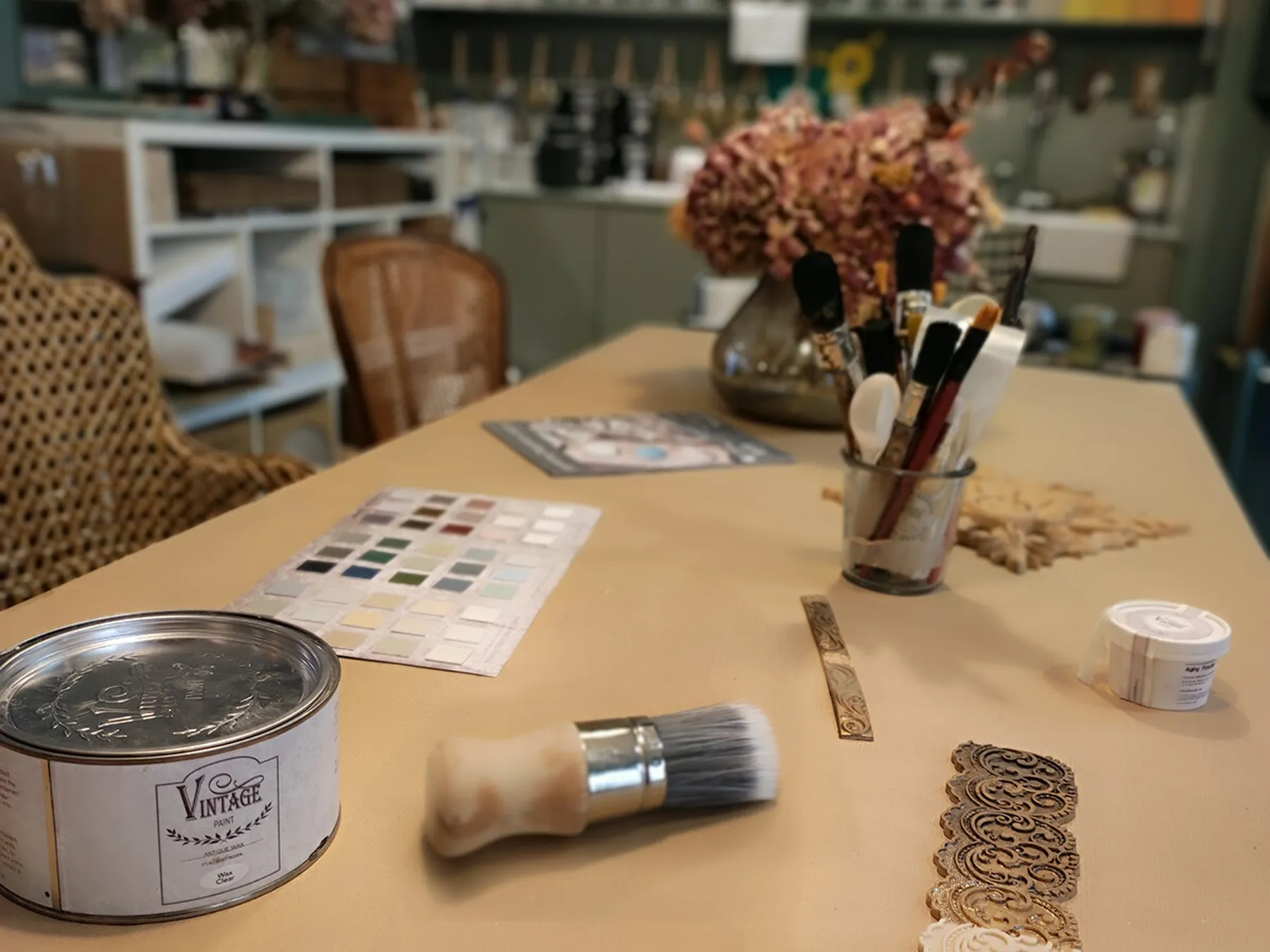 Apprenez à donner une seconde vie à vos meubles à Montmartre avec Sophie - Image n°4 - Wecandoo