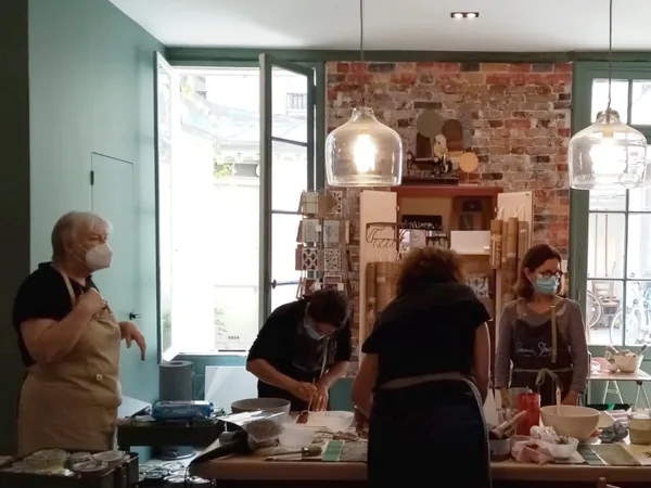 Apprenez à donner une seconde vie à vos meubles à Montmartre avec Sophie - Image n°2 - Wecandoo