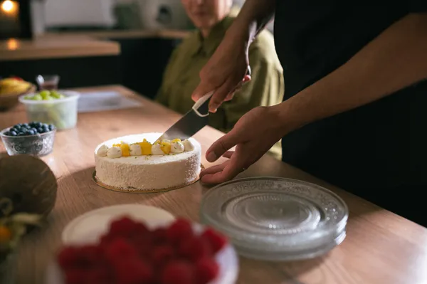 Réalisez votre gâteau aux fruits de saison avec Mohamed-Amine - Image n°5 - Wecandoo