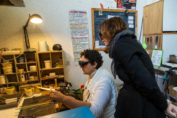 Réalisez votre bijou en argent et en verre au chalumeau avec Marie - Image n°3 - Wecandoo