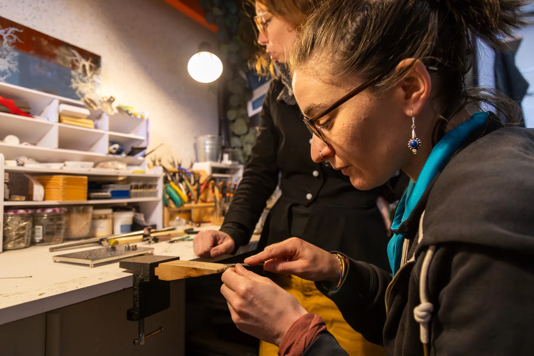 Réalisez votre bijou en argent et en verre au chalumeau avec Marie - Image n°5 - Wecandoo