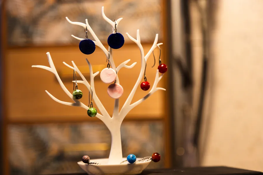 Réalisez votre bijou en argent et en verre au chalumeau avec Marie - Image n°1 - Wecandoo