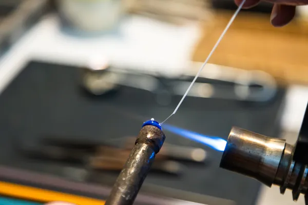 Réalisez vos boutons en verre au chalumeau avec Marie - Image n°2 - Wecandoo