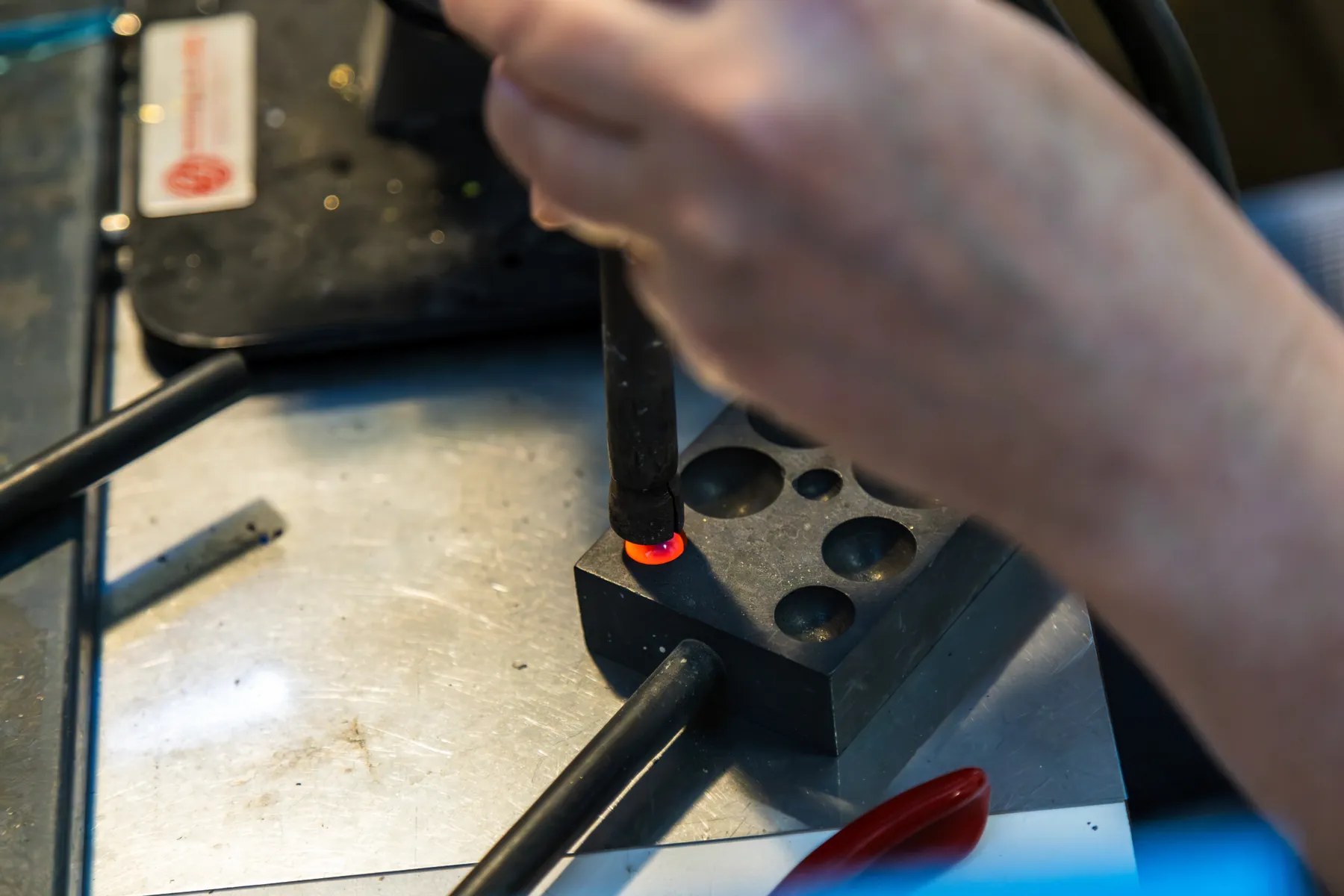 Réalisez vos boutons en verre au chalumeau avec Marie - Afbeelding nr. 5 - Wecandoo