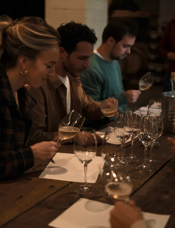 Réunissez votre équipe et participez à une dégustation de vins pétillants dans un chai urbain avec Maxime, Juliette, Fanny et leur équipe - Image n°5 - Wecandoo