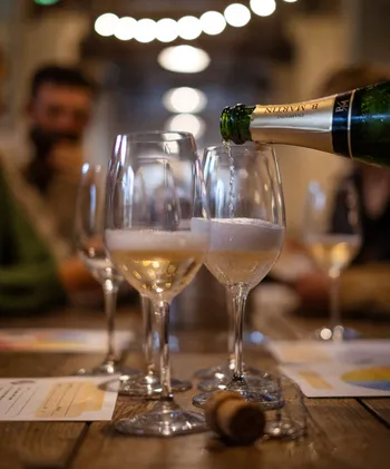 Dégustez des vins pétillants dans un chai urbain