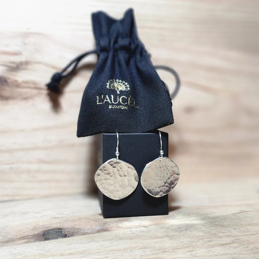 Créez vos boucles d'oreilles en argent avec Marie - Image n°1 - Wecandoo