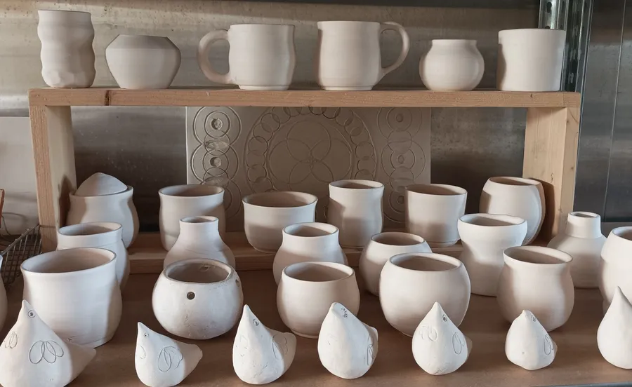 Rassemblez votre équipe et décorez votre pièce en céramique autour d'un verre avec Valérie - Image n°1 - Wecandoo