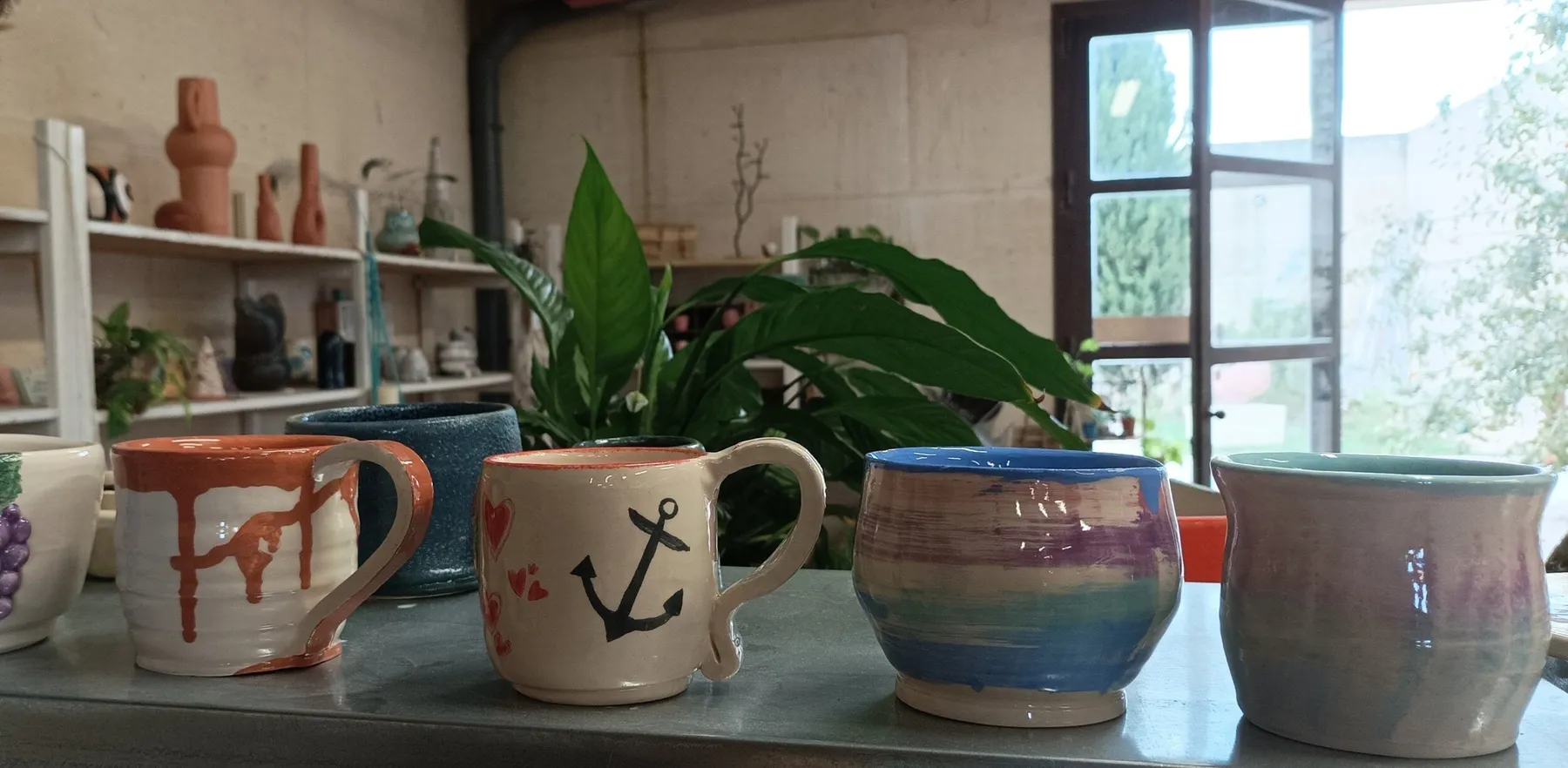 Rassemblez votre équipe et décorez votre pièce en céramique autour d'un verre avec Valérie - Image n°5 - Wecandoo