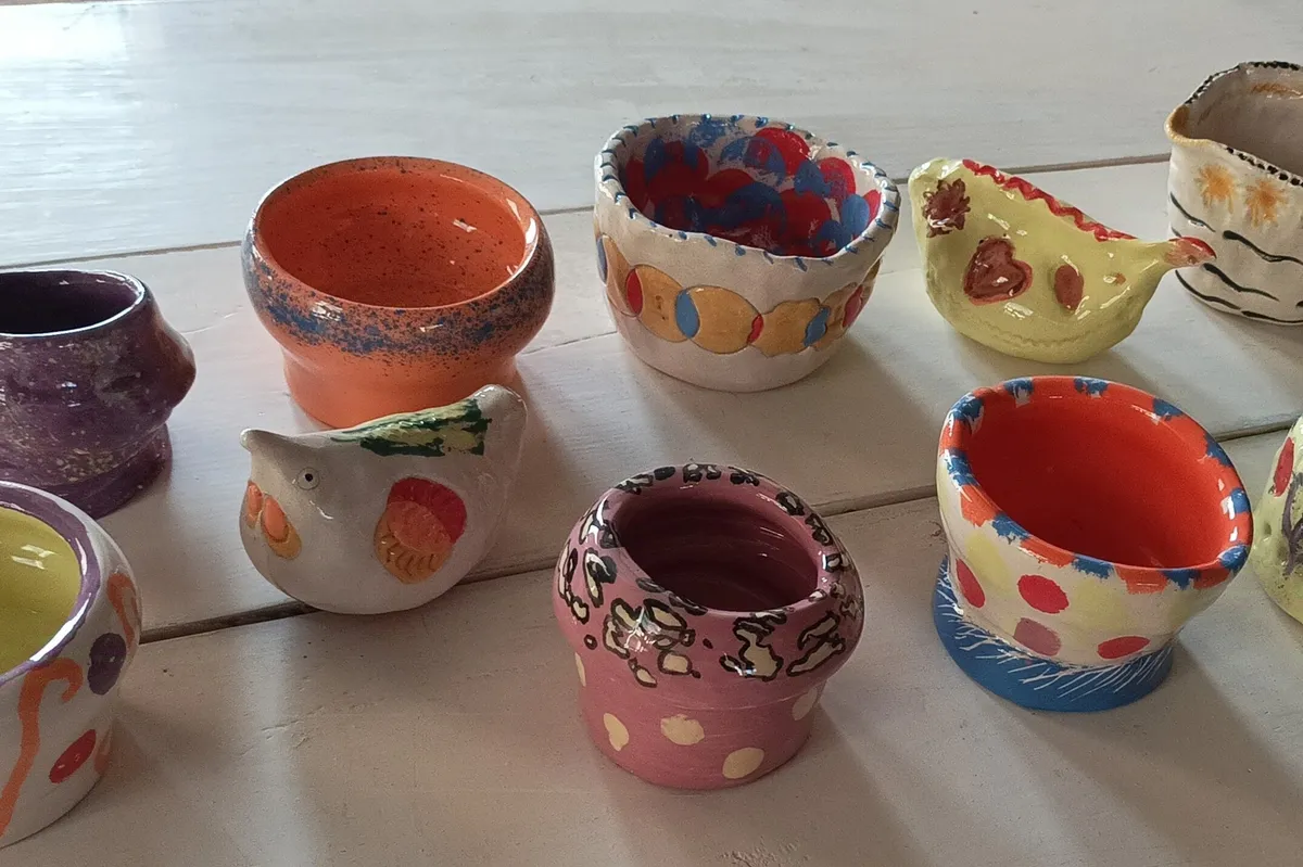 Décorez votre pièce en céramique en groupe