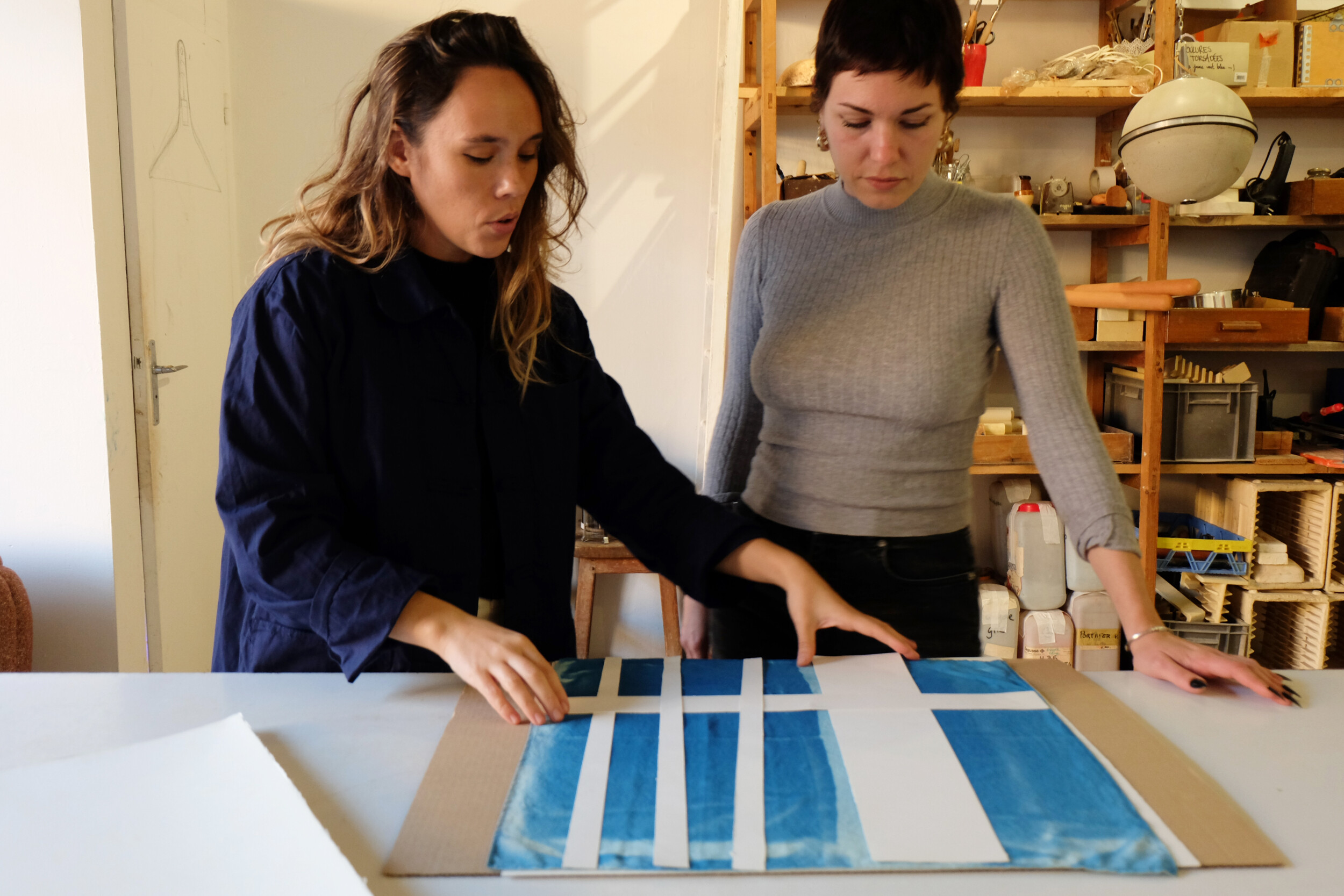 Wecandoo - Réalisez votre foulard en cyanotype avec Clara - Image n°2