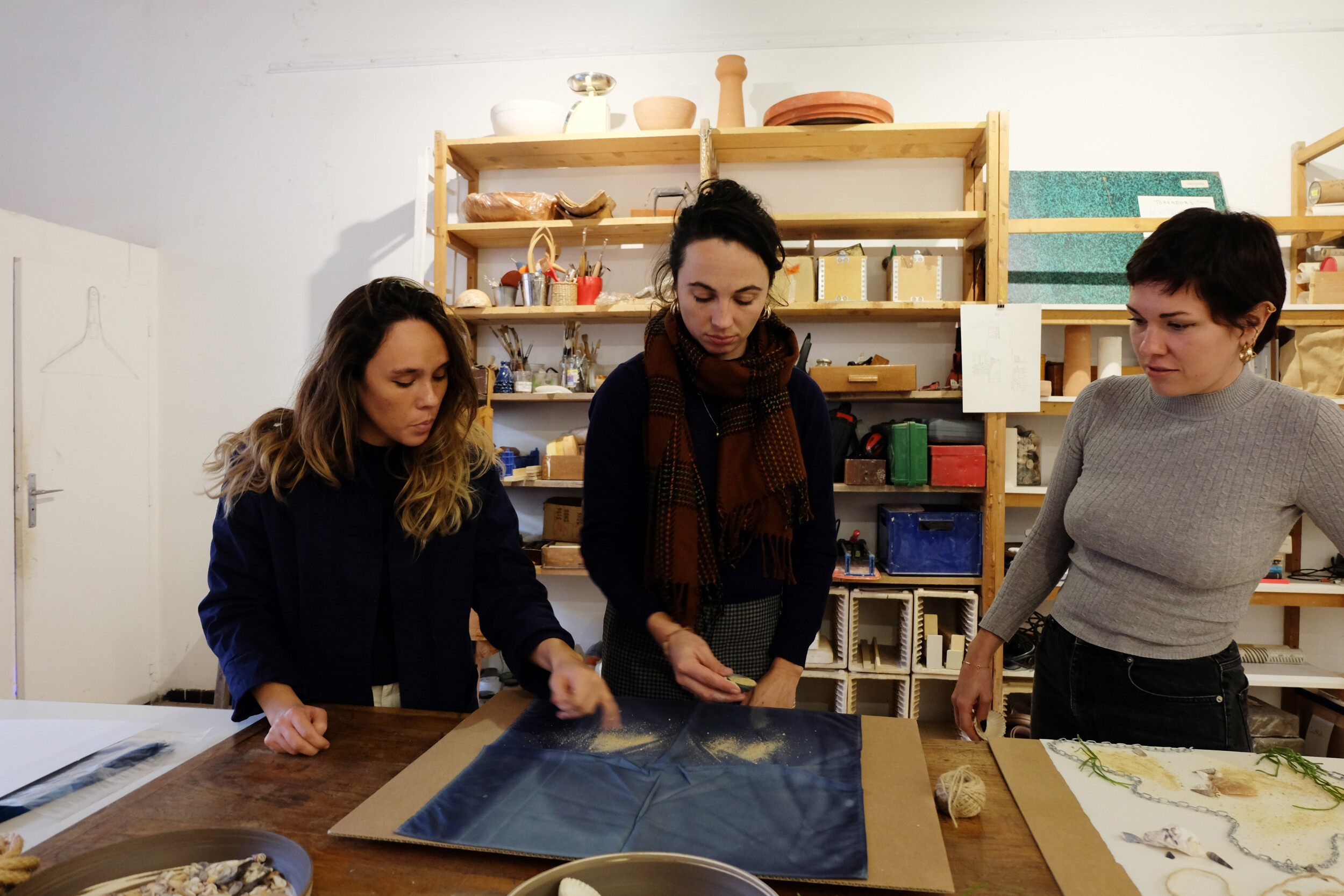 Wecandoo - Réalisez votre foulard en cyanotype avec Clara - Image n°6