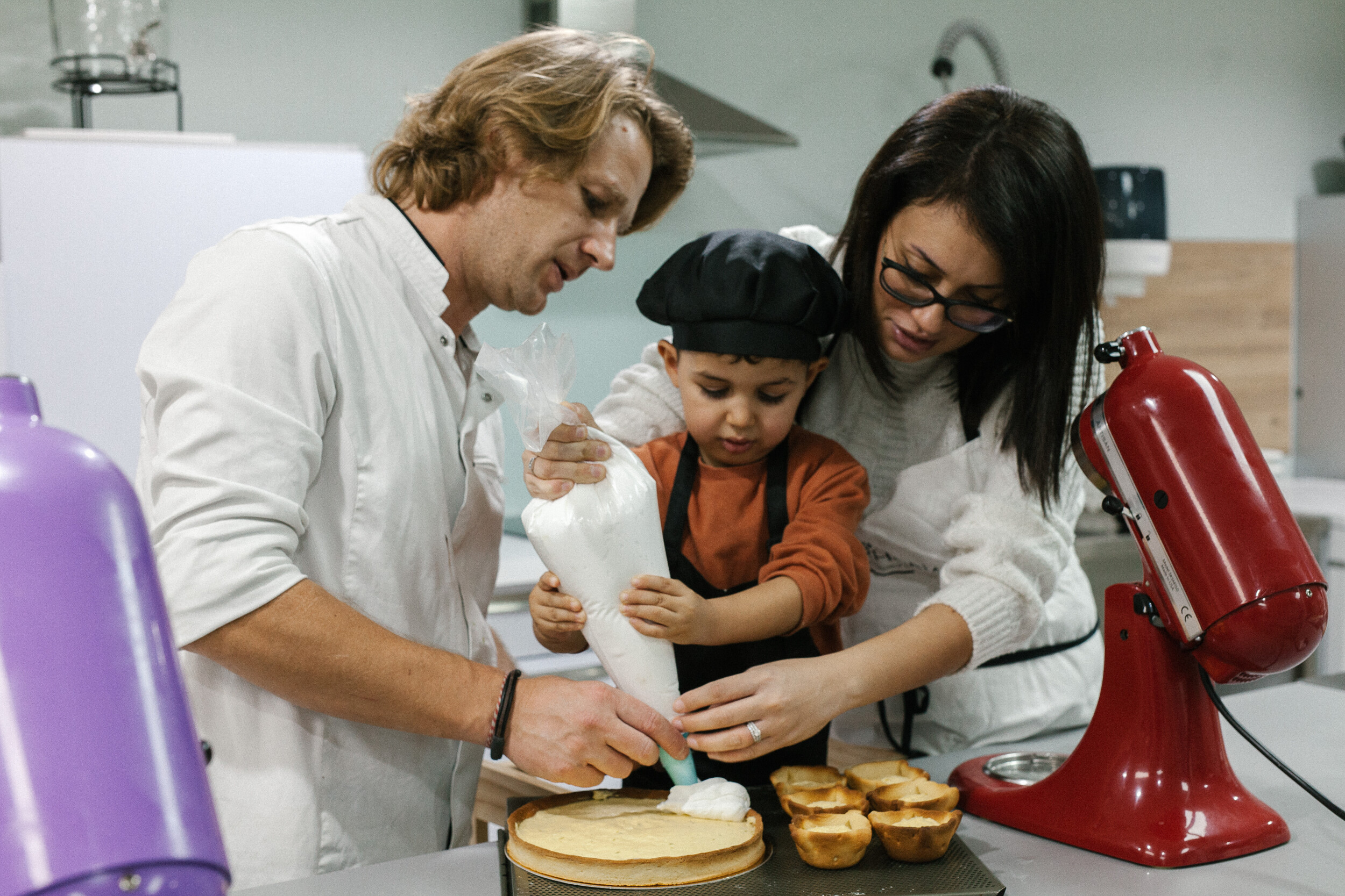 Wecandoo - Réalisez des pâtisseries avec votre enfant accompagnés par Jonathan - Image n°4