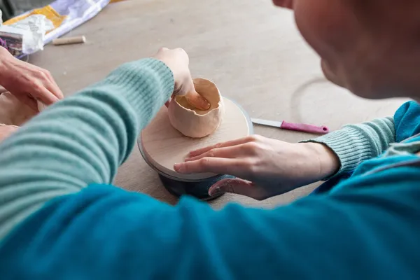 Enchantez votre équipe et amusez-vous autour de la porcelaine avec Émilie - Afbeelding nr. 2 - Wecandoo