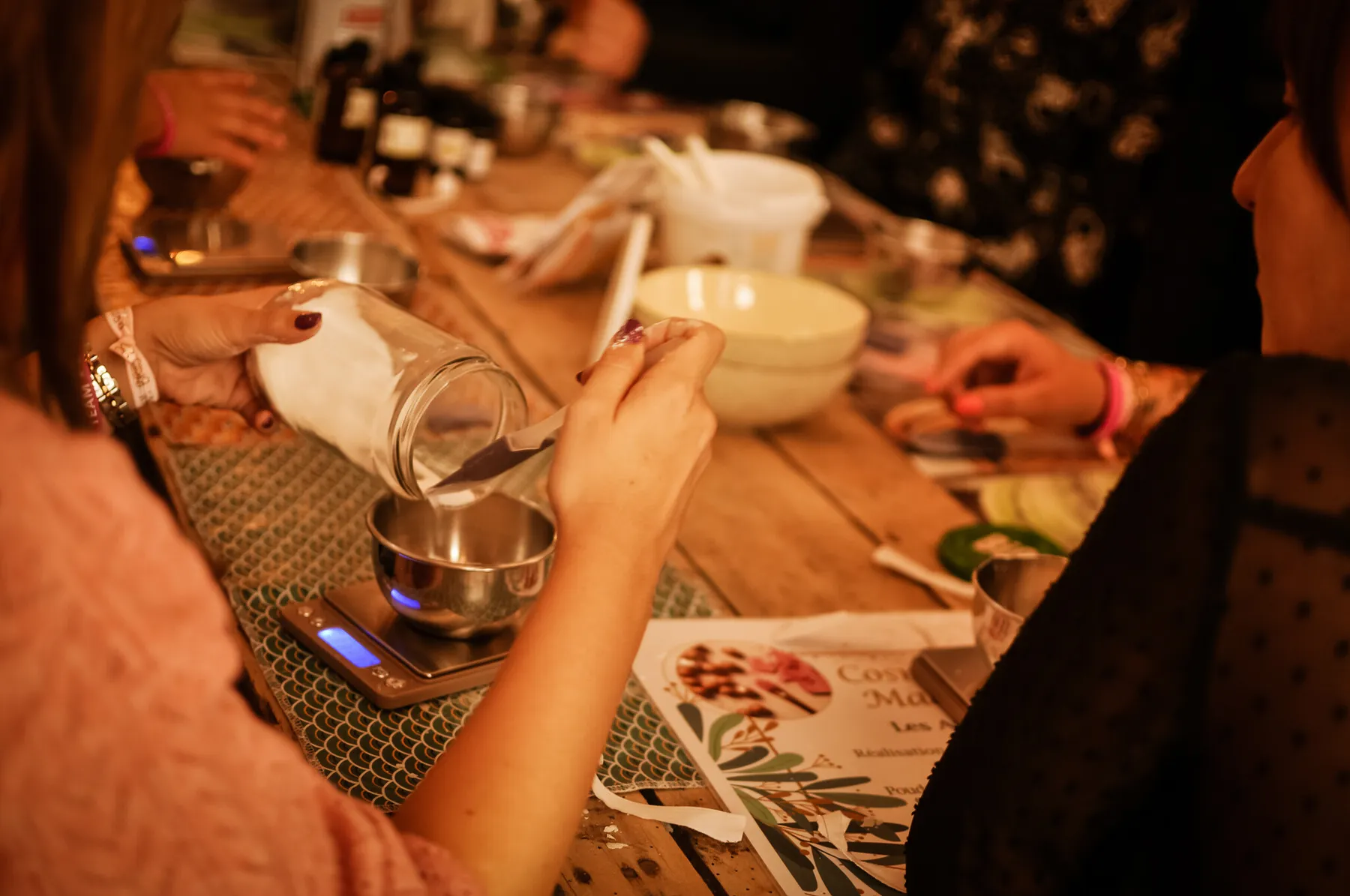 Inspirez votre équipe dans votre lieu et réalisez vos bougies parfumées avec Corentine - Image n°4 - Wecandoo