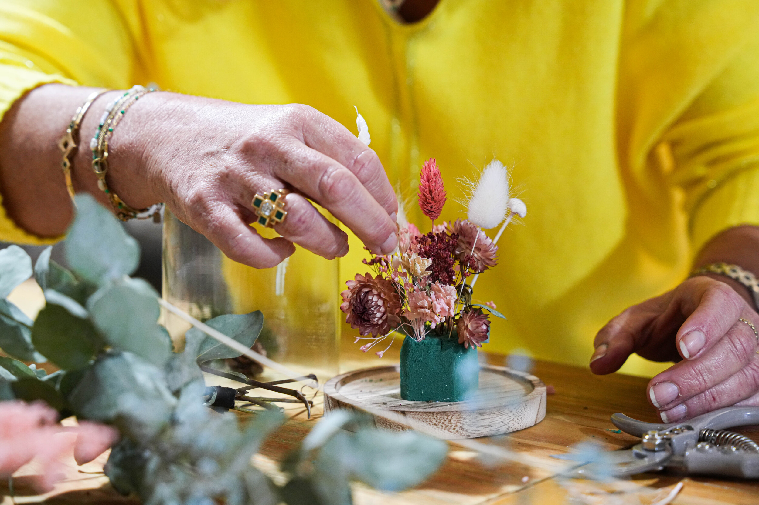 Wecandoo - Réalisez votre cloche de fleurs séchées avec Leila - Image n°1