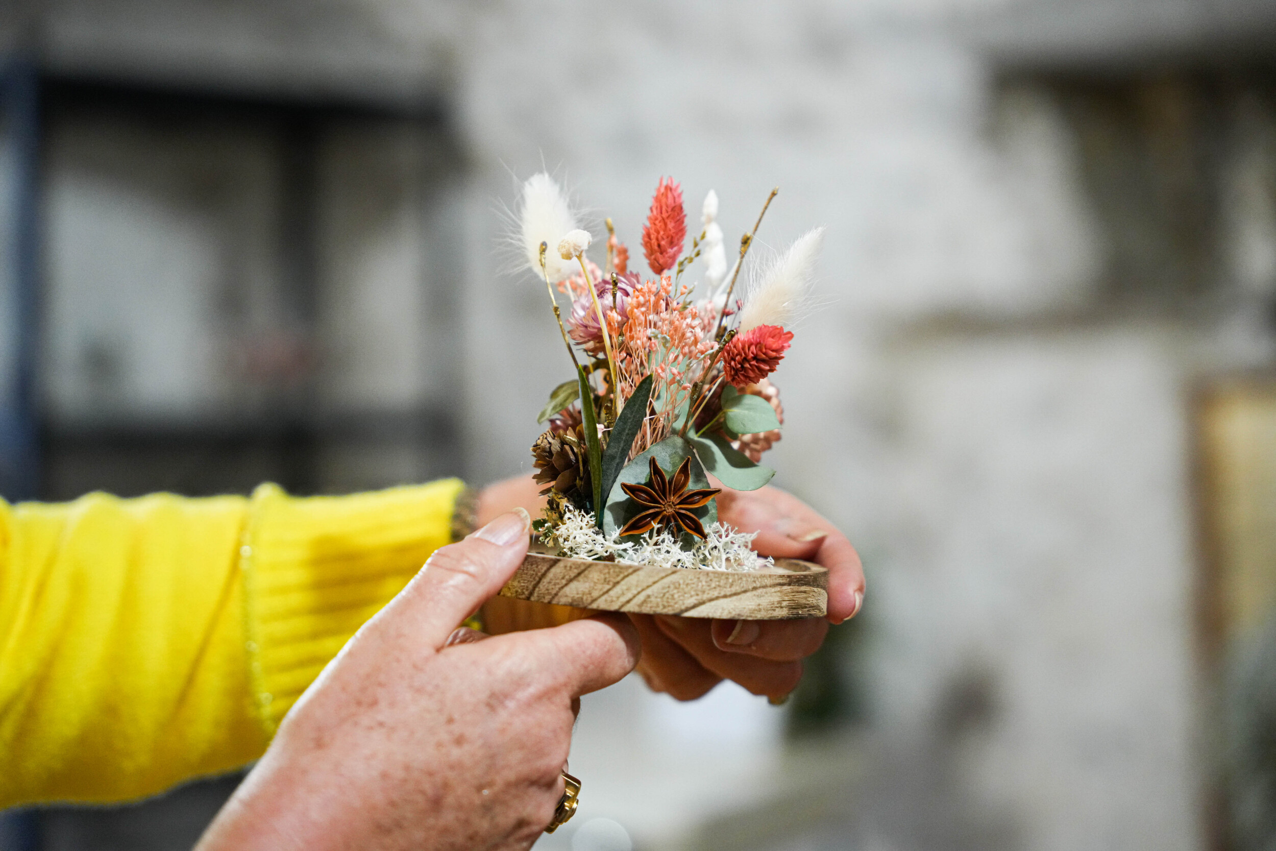 Wecandoo - Réalisez votre cloche de fleurs séchées avec Leila - Image n°7