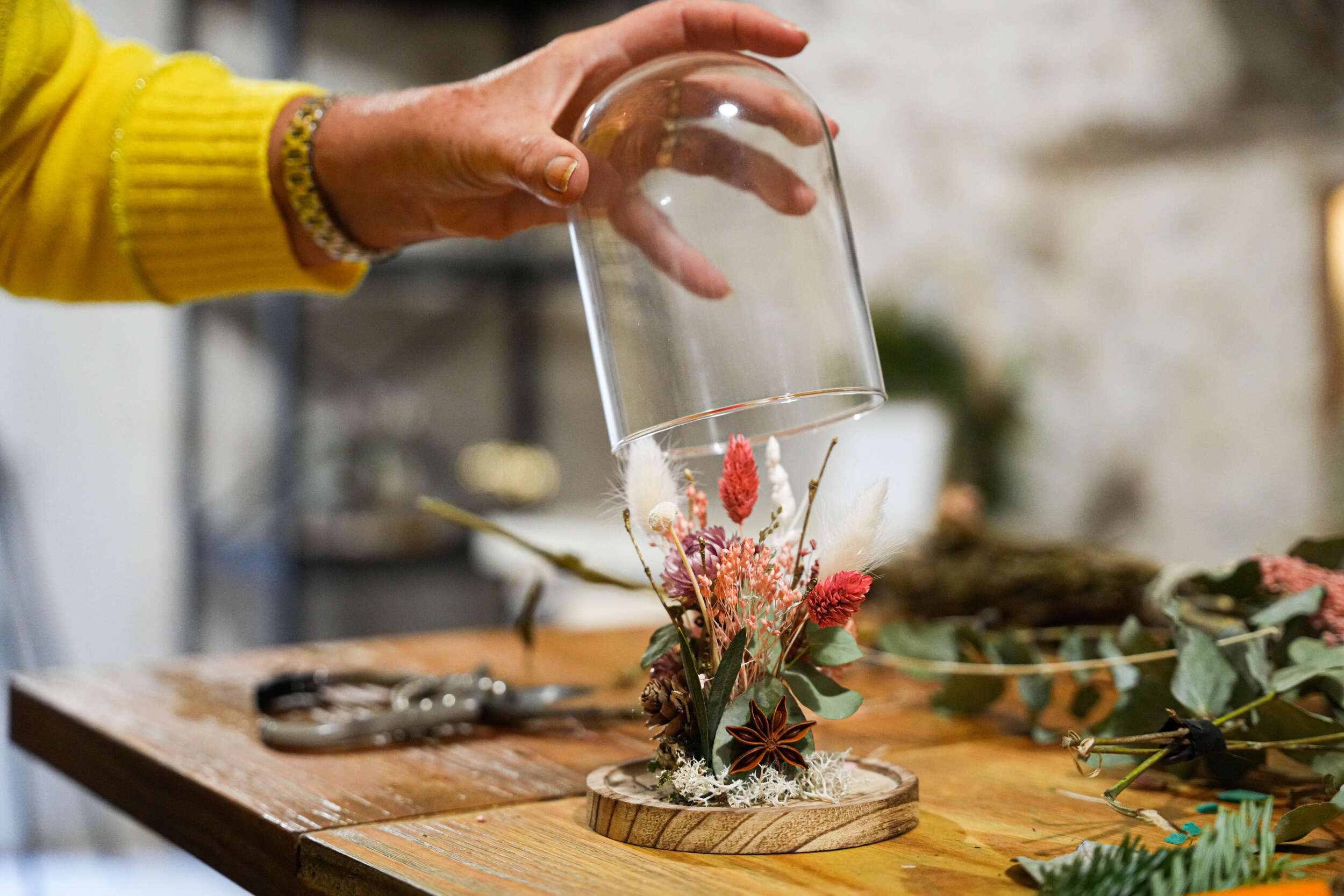 Wecandoo - Réalisez votre cloche de fleurs séchées avec Leila - Image n°2