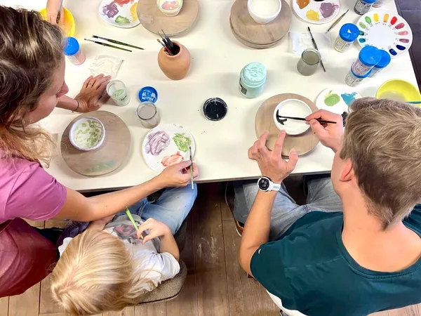 Initiez-vous au décor sur céramique avec Maria - Image n°2 - Wecandoo