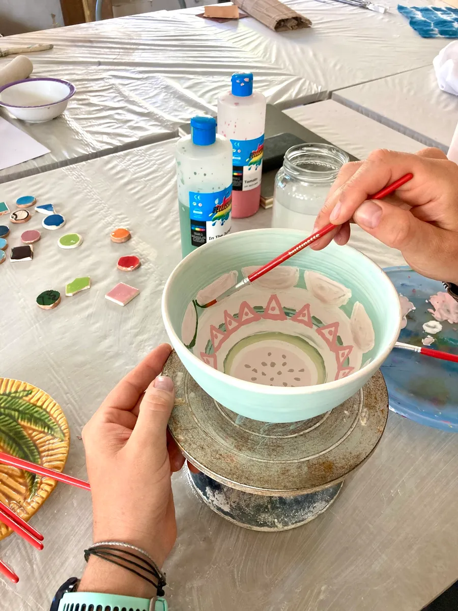 Initiez-vous au décor sur céramique avec Maria - Image n°1 - Wecandoo