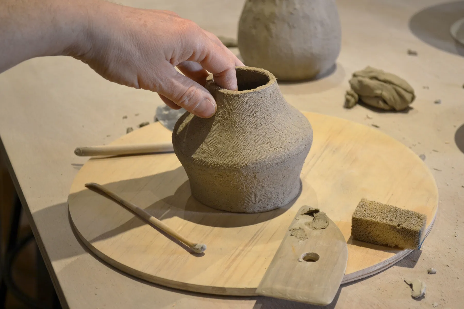 Modelez votre vase ou pichet avec Chloé - Image n°1 - Wecandoo