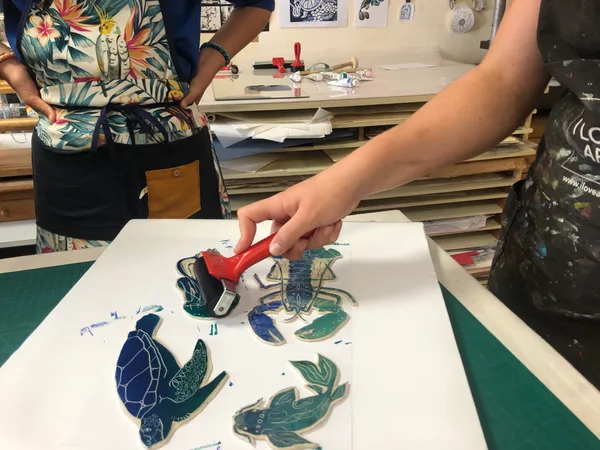 Captivez votre équipe et réalisez chacun une affiche A4 en linogravure avec XM - Image n°5 - Wecandoo