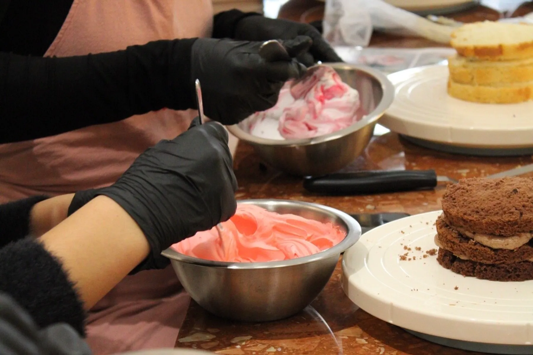 Décorez et assemblez votre bento cake personnalisé avec Alyya - Image n°5 - Wecandoo