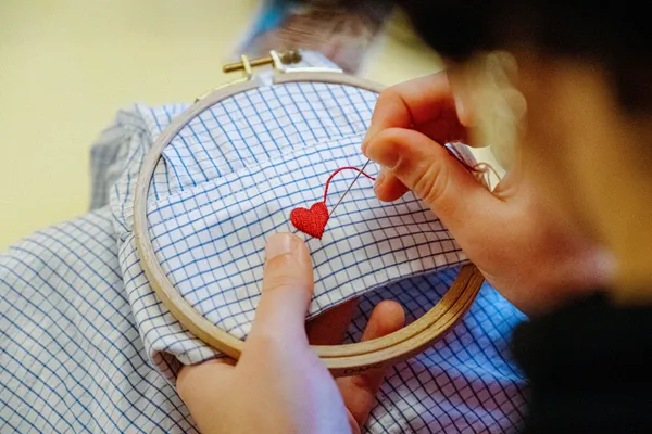 Brodez votre propre vêtement ou accessoire avec Pauline - Image n°1 - Wecandoo