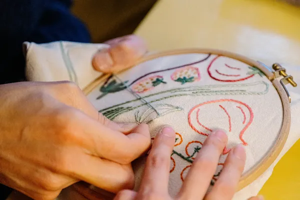 Enchantez votre équipe et découvrez la broderie avec Pauline - Image n°3 - Wecandoo