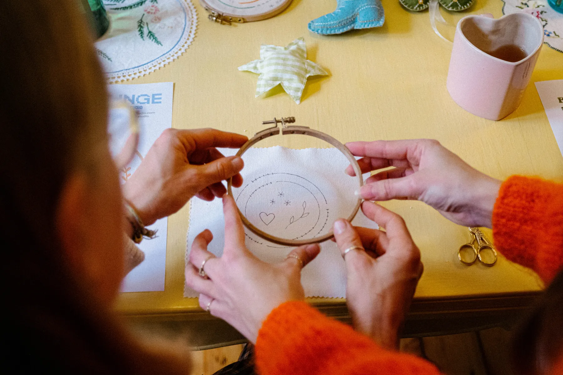 Enchantez votre équipe et découvrez la broderie avec Pauline - Image n°1 - Wecandoo