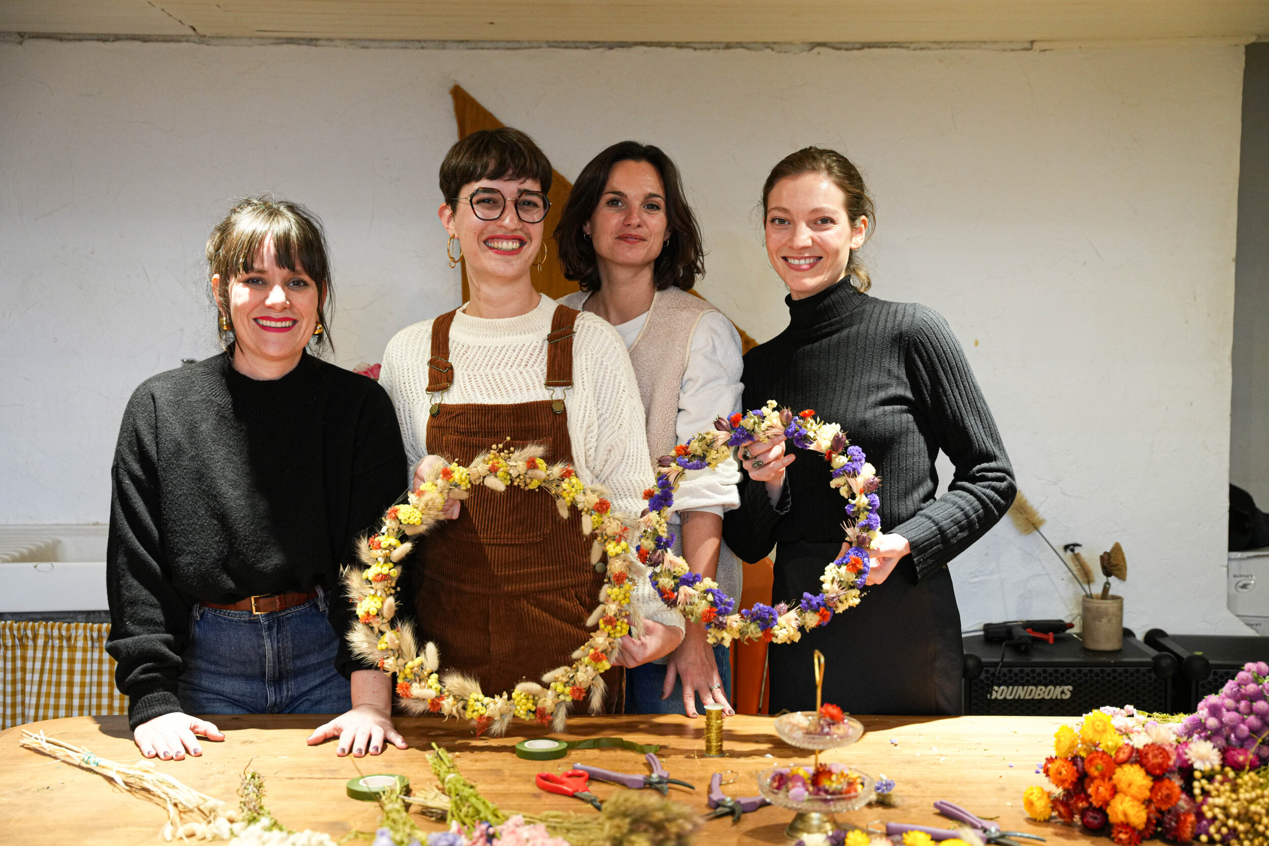 Wecandoo - Réalisez votre couronne murale en fleurs séchées avec Mathilde et Coline - Image n°3