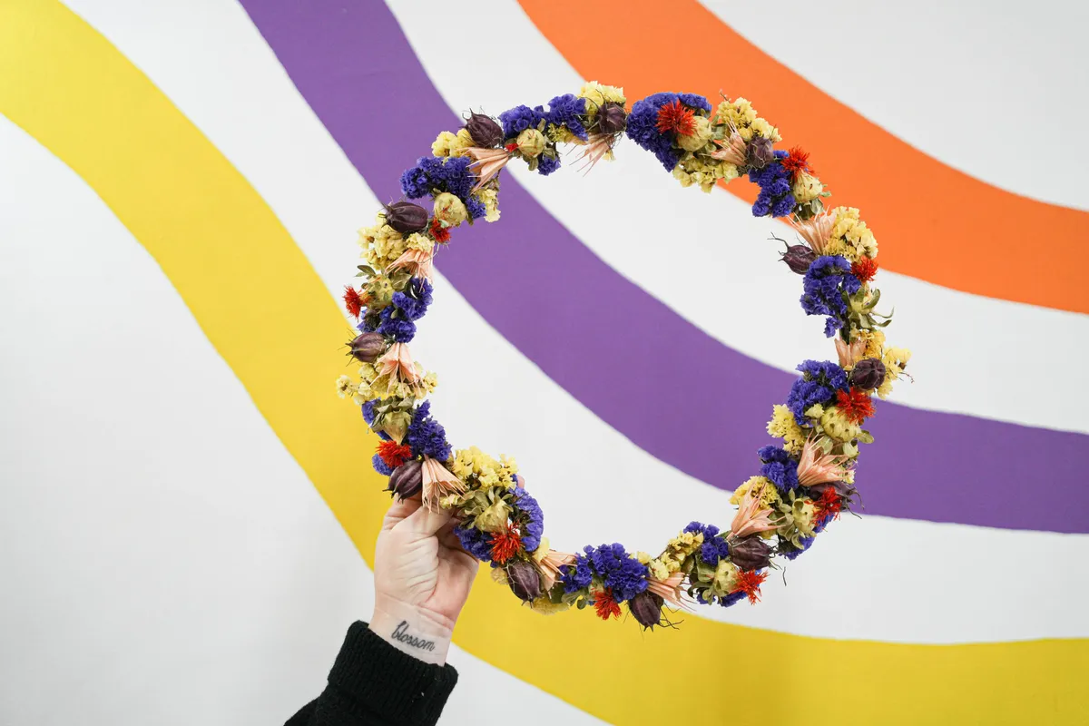 Réalisez votre couronne murale en fleurs séchées