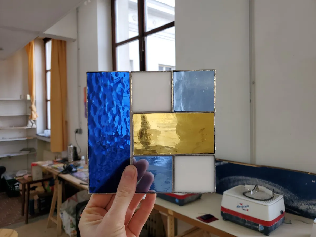 Discover the art of stained glass as a team