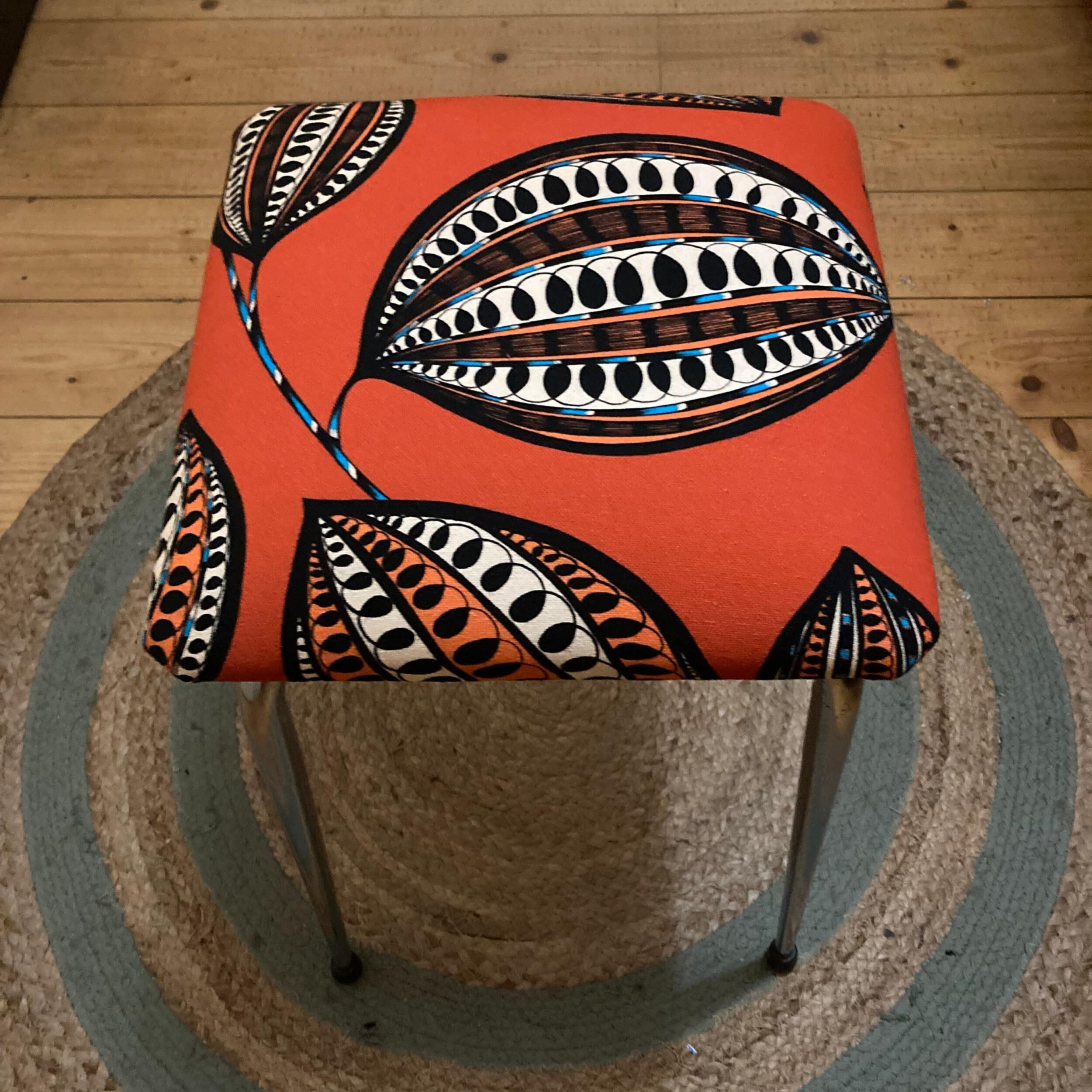 Tapissez votre tabouret vintage