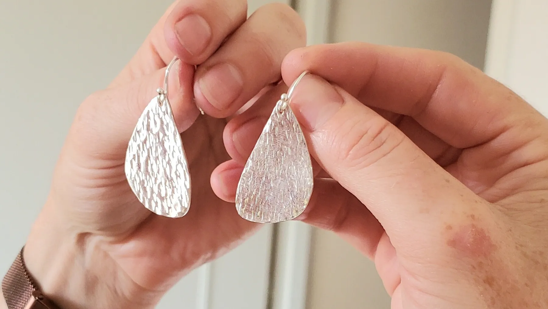 Réalisez vos boucles d'oreilles martelées en argent avec Sylvie - Afbeelding nr. 2 - Wecandoo